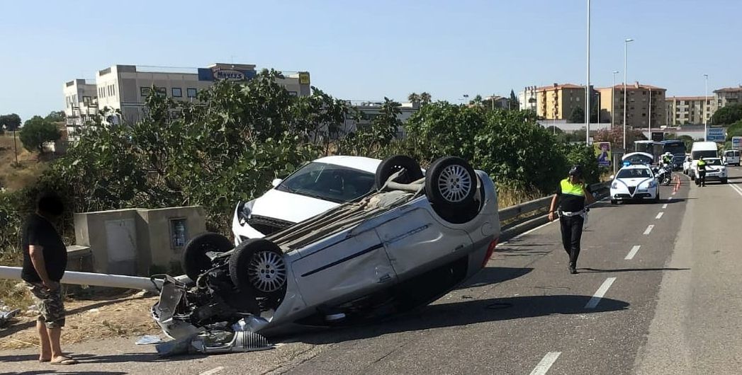 Paura a Cagliari, auto si ribalta dopo uno scontro in viale Monastir