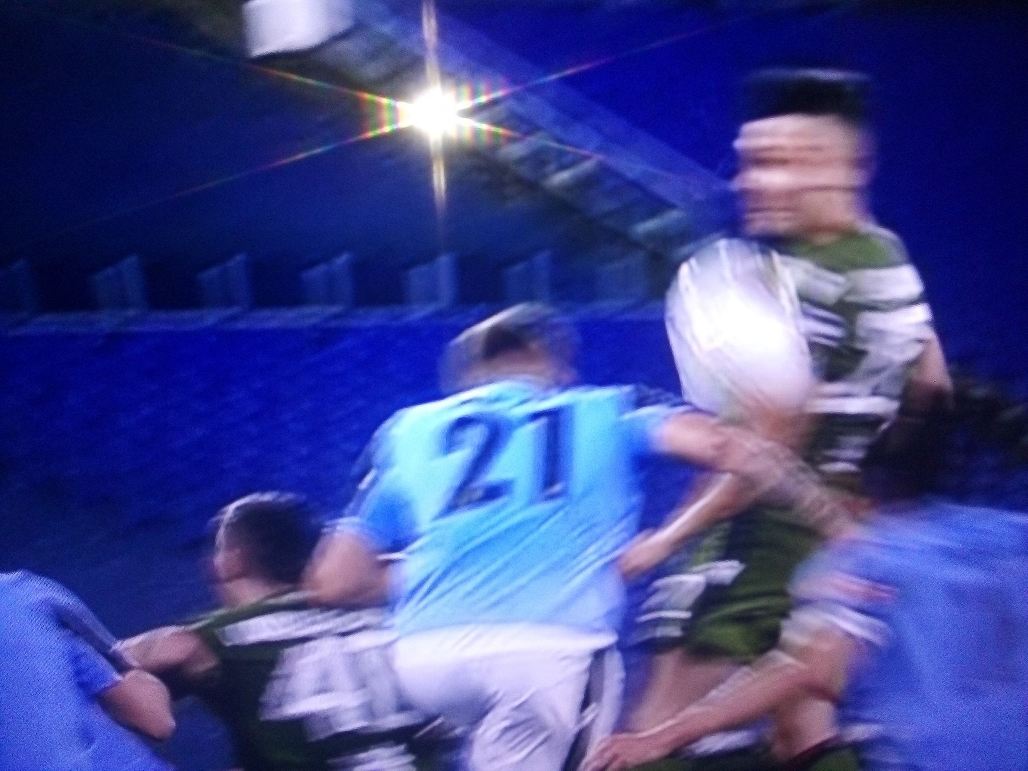 Lazio-Cagliari 2-1, clamoroso rigore negato ai rossoblù: netto il fallo di mano di Milinkovic Savic