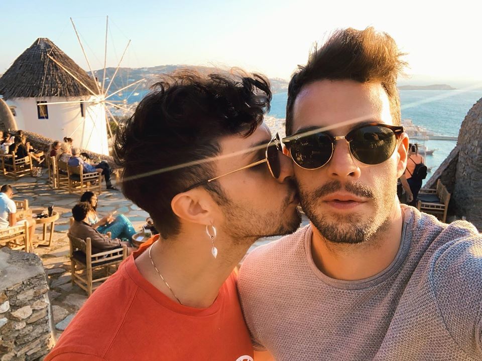 Marco Carta e il fidanzato Sirio, foto romantica in Sardegna: “Comincia la nostra estate”