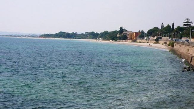 Sessantaseienne trovata morta in mare a Quartu, nessun segno di violenza sul corpo