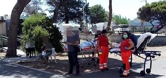 Cagliari, all’ospedale Marino pazienti e volontari in fila cercando l’ombra nei parcheggi: “Le parole sono finite…”