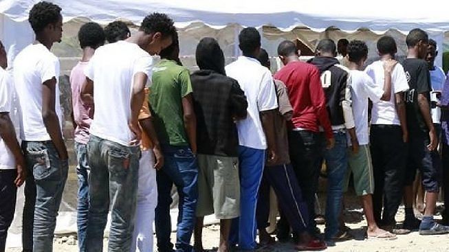 “Migranti in fuga da Monastir senza rispettare la quarantena, rischi per cittadini e poliziotti: qualcuno è fuggito?”