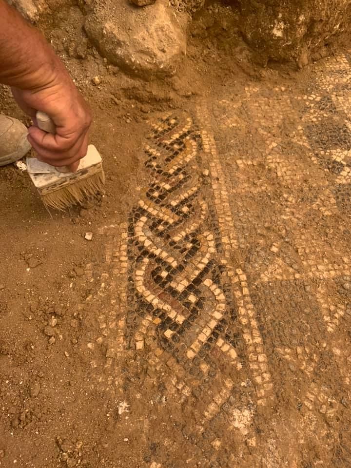 Dai lavori per la rete del gas riemerge un antico mosaico a Porto Torres: il Comune alla ricerca di fondi