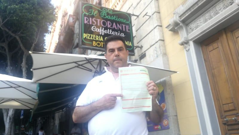 Cagliari, parcheggia il furgone davanti al suo ristorante: “Sessanta euro di multa”