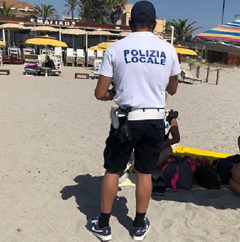 Cagliari, vendita abusiva al Poetto: mille euro di multa a un ambulante bengalese