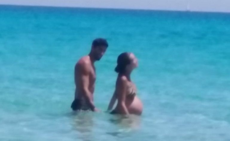 Vip a Castiadas, Giorgia Palmas e Filippo Magnini paparazzati a Cala Sinzias