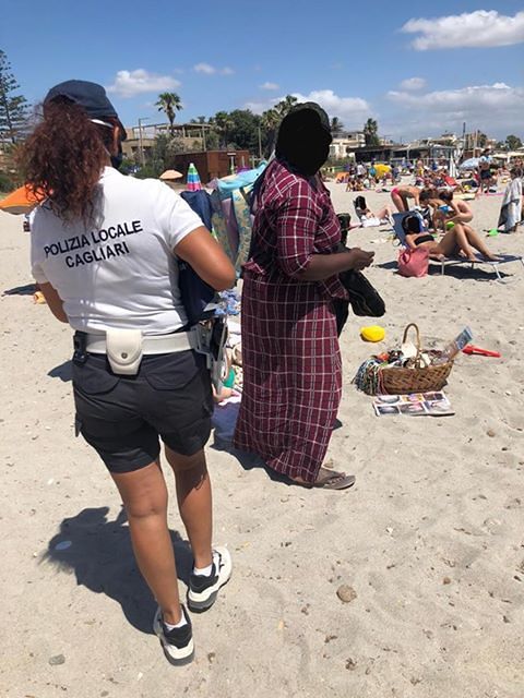 Cagliari, multata al Poetto la parrucchiera senegalese: treccine “abusive” e senza mascherina
