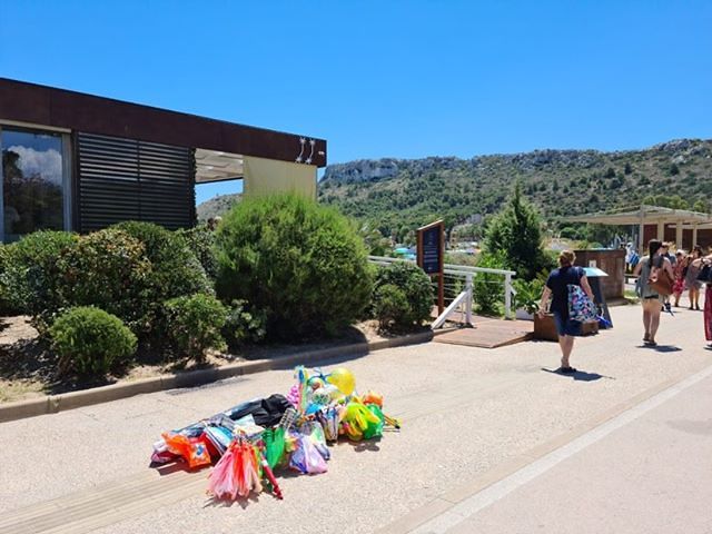 Poetto, fumavano tranquille in spiaggia: multate una ragazza di San Gavino e una rumena