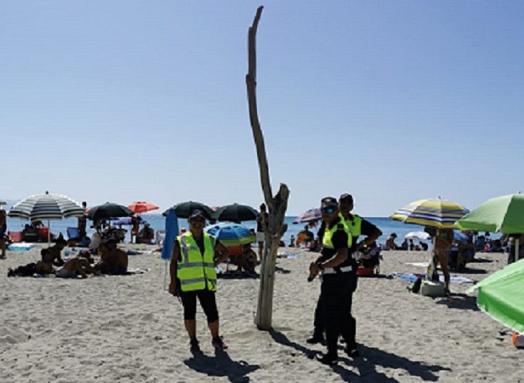 Cagliari, tronco di 5 metri piantato in spiaggia: sgomberata la quinta fermata al Poetto