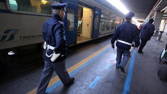 Maxi controlli alla stazione di Cagliari, 258 viaggiatori identificati dalla polizia: caccia a bagagli sospetti