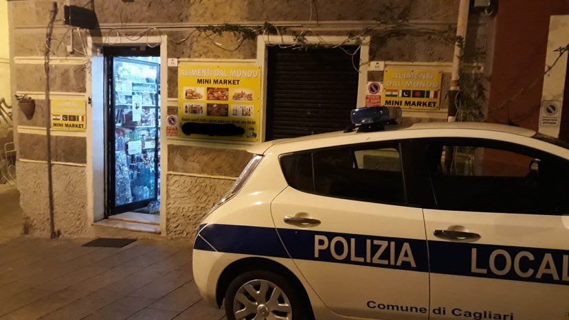 Cagliari, raffica di multe alla Marina: nei guai due ristoranti, un minimarket e cinque giovani sorpresi a bere in strada