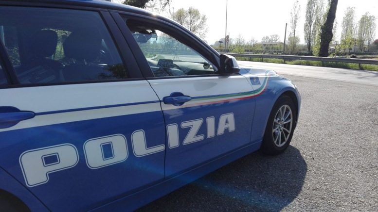 Droga nell’auto, per scappare dalla polizia si schiantano su un muro: due sardi in manette