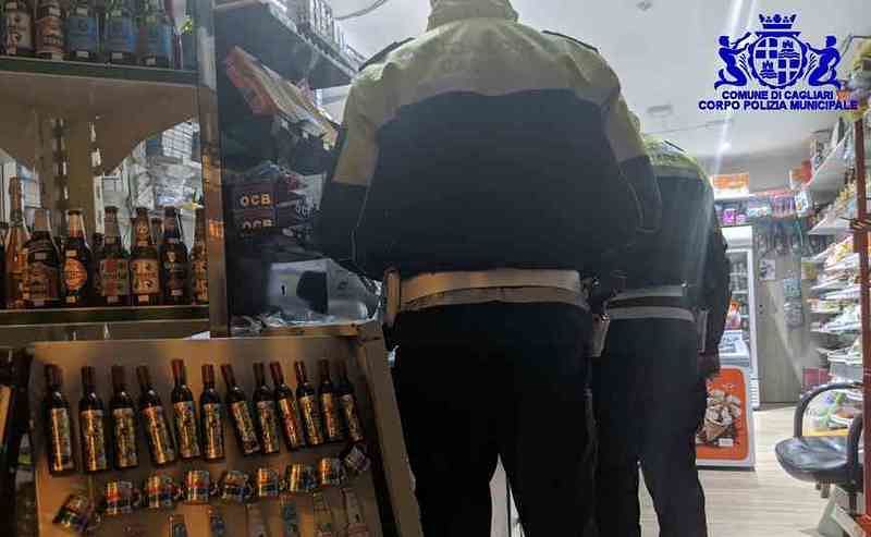 Cagliari, market abusivi alla Marina: 5 mila euro di multa a un pakistano e a un bengalese