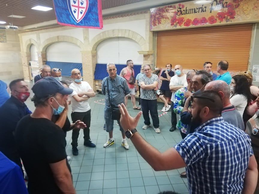 Cagliari, è caos sui rifiuti accumulati al mercato: “Sciopereremo a oltranza”