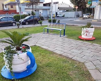 Arredi speciali e colori vivaci, nuovo look per piazza della Libertà a Sestu