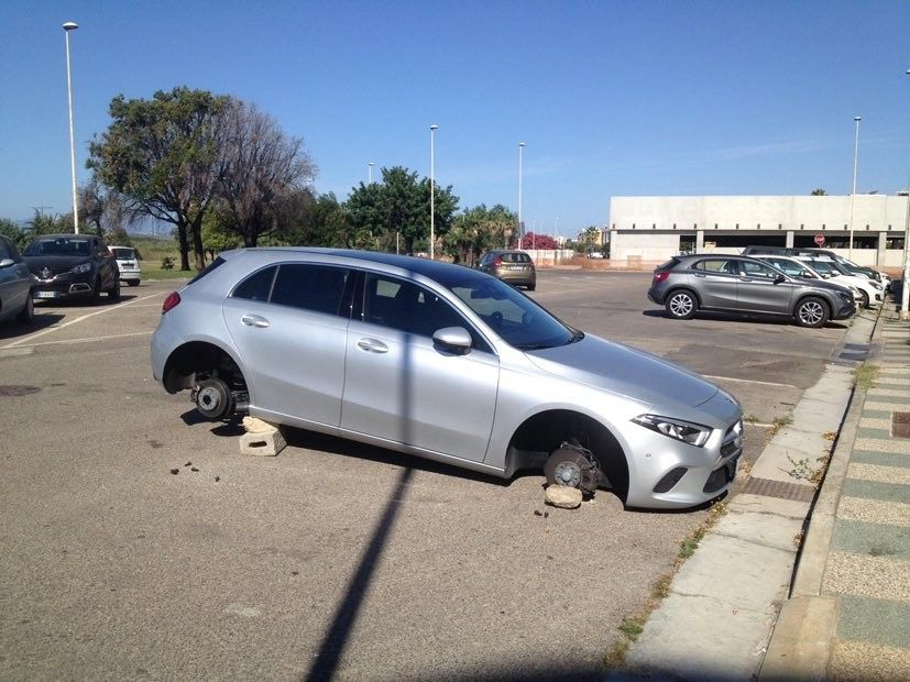 Via Austria, Quartello: “Guardate come depredano le auto, siamo in ostaggio della delinquenza”