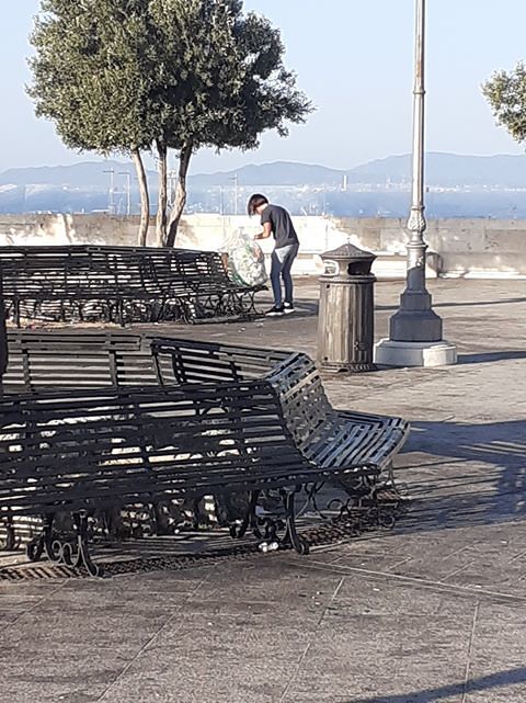 Cagliari, Bastione tappezzato dai rifiuti della movida: un ragazzino da solo ripulisce tutto
