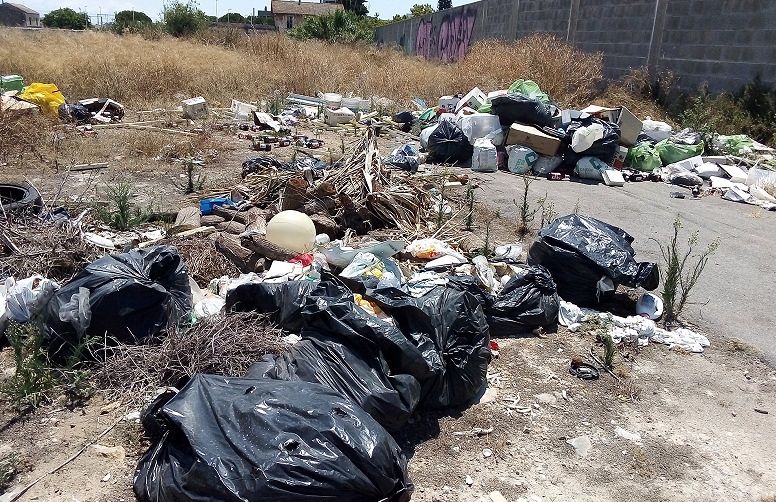 Cagliari, discariche in via Lentisco e via Duca di Genova: a Pirri rifiuti e puzza da mesi