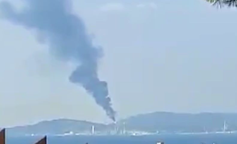 Maxi fumata nera dalle ciminiere della Saras a Sarroch: “Ben visibile addirittura da Monte Urpinu”