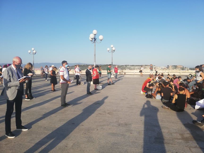 Cagliari, libri e rosari con gli Abba in sottofondo: Sentinelle in piedi e contestatori “si sfidano” sui diritti