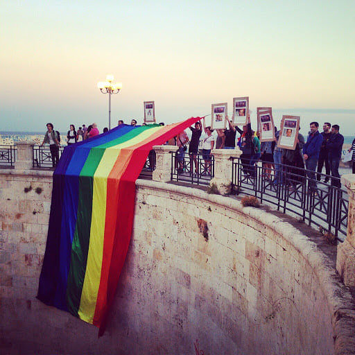 Sentinelle in piedi a Cagliari, arrivano i contestatori: “Combattiamo l’odio con l’amore”