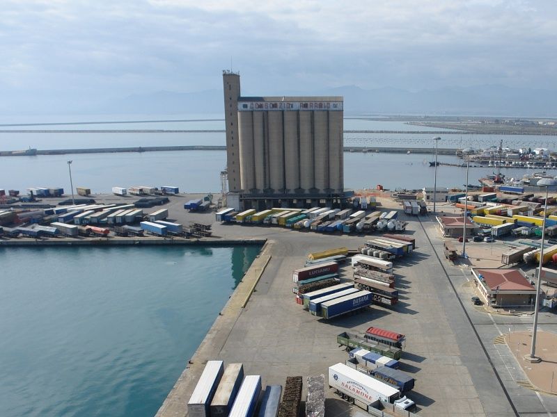 Cagliari, nessun albergo o ristorante: i silos del porto demoliti con l’esplosivo