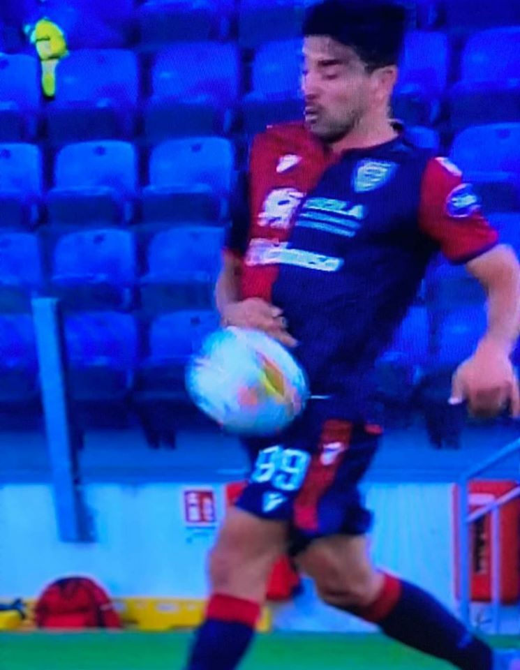 Cagliari-Atalanta 0-1, il gol annullato a Simeone e la rabbia dei tifosi: “Ha la mano attaccata alla pancia”