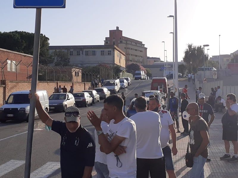 Cagliari, blitz all’alba degli ambulanti “irregolari” in via Simeto: “Vogliamo vendere qui”