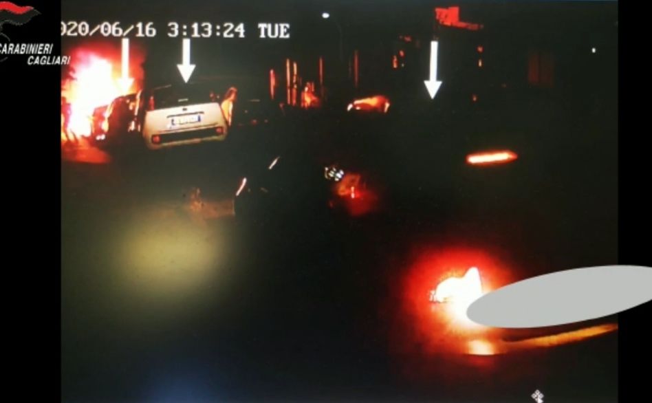 Brucia 4 auto a Sinnai, piromane incastrato dalle telecamere: è un 23enne