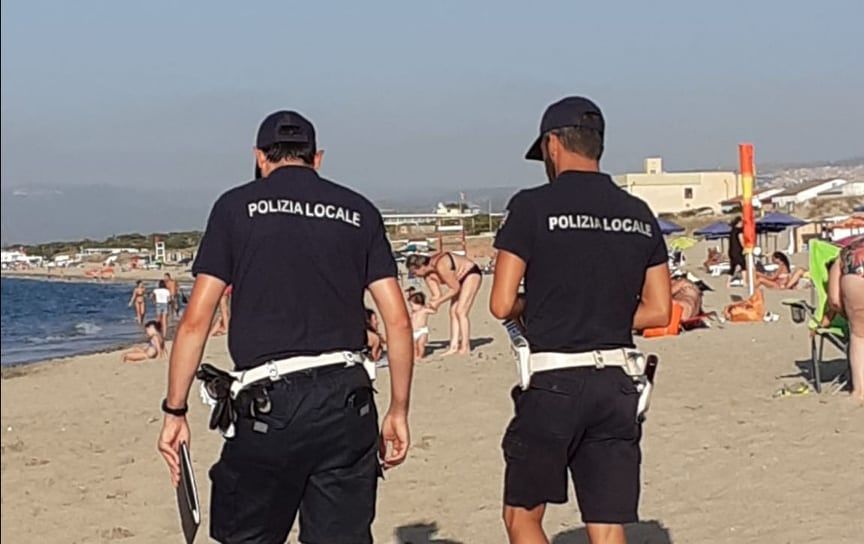 Ruba un portafoglio in spiaggia a Platamona, migrante lo insegue e lo “placca”: arrestato