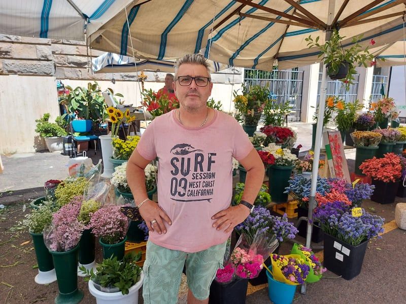 Cagliari, la rabbia dei fiorai del cimitero: “Transenne ma lavori mai iniziati, stiamo perdendo clienti”