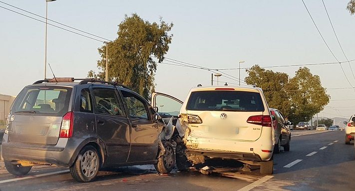 Cagliari, maxi tamponamento in viale Marconi: un ferito. Traffico in tilt
