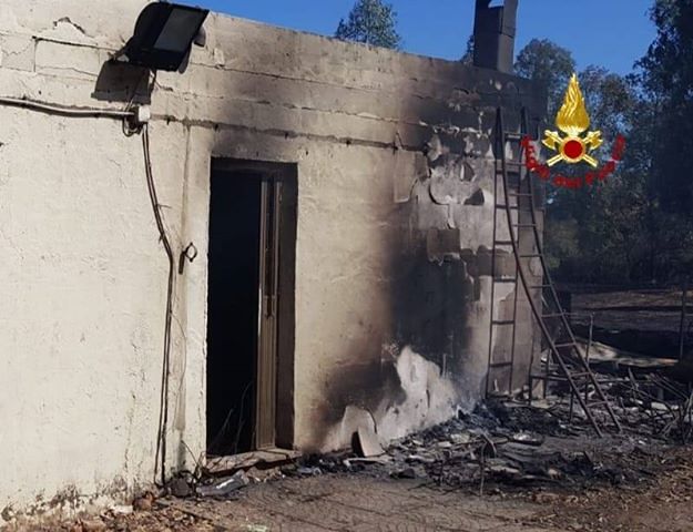 Uta, inferno di fuoco e tante famiglie evacuate: “Uno scenario apocalittico, è stato terribile”