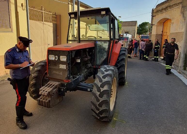 Paura a Villamar, diciottenne cade da un trattore: è grave