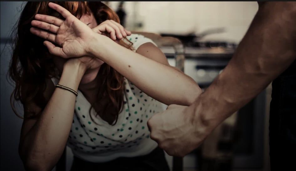 Botte agli anziani genitori e alla sorella, 45enne cagliaritano denunciato dopo due anni di “terrore”