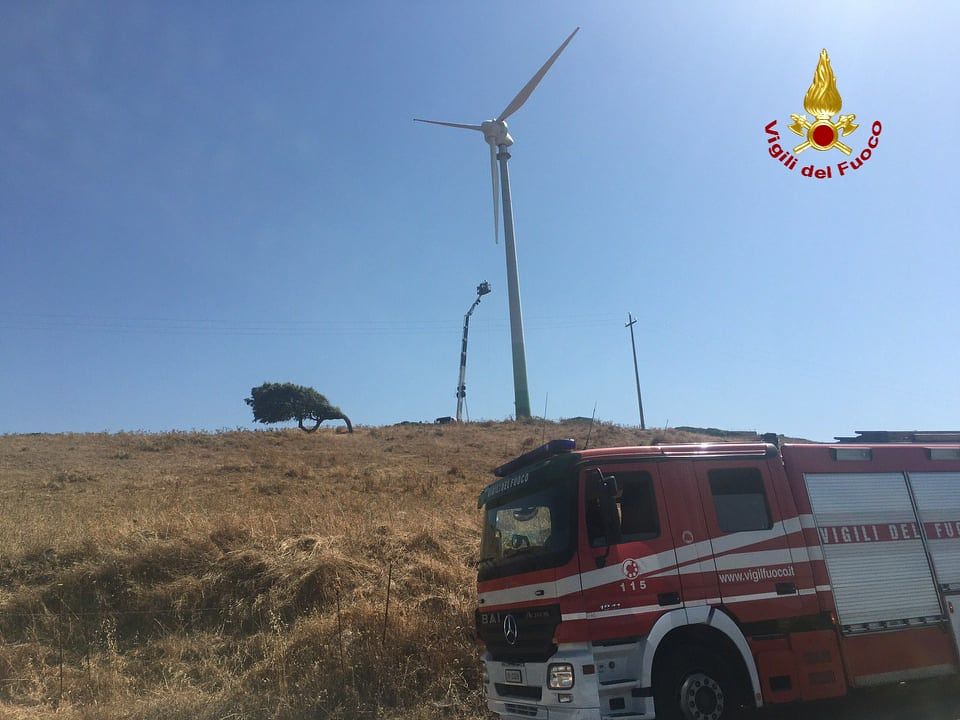 Paura a Nulvi, due operai bloccati a 25 metri d’altezza accanto a una pala eolica