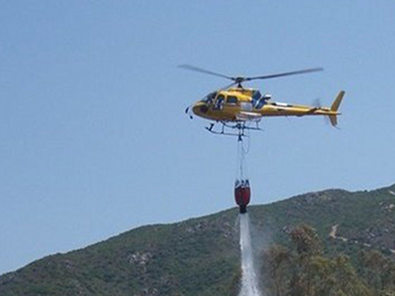 Domenica di fiamme a Uta, intervento urgente di un elicottero del Corpo forestale da Pula