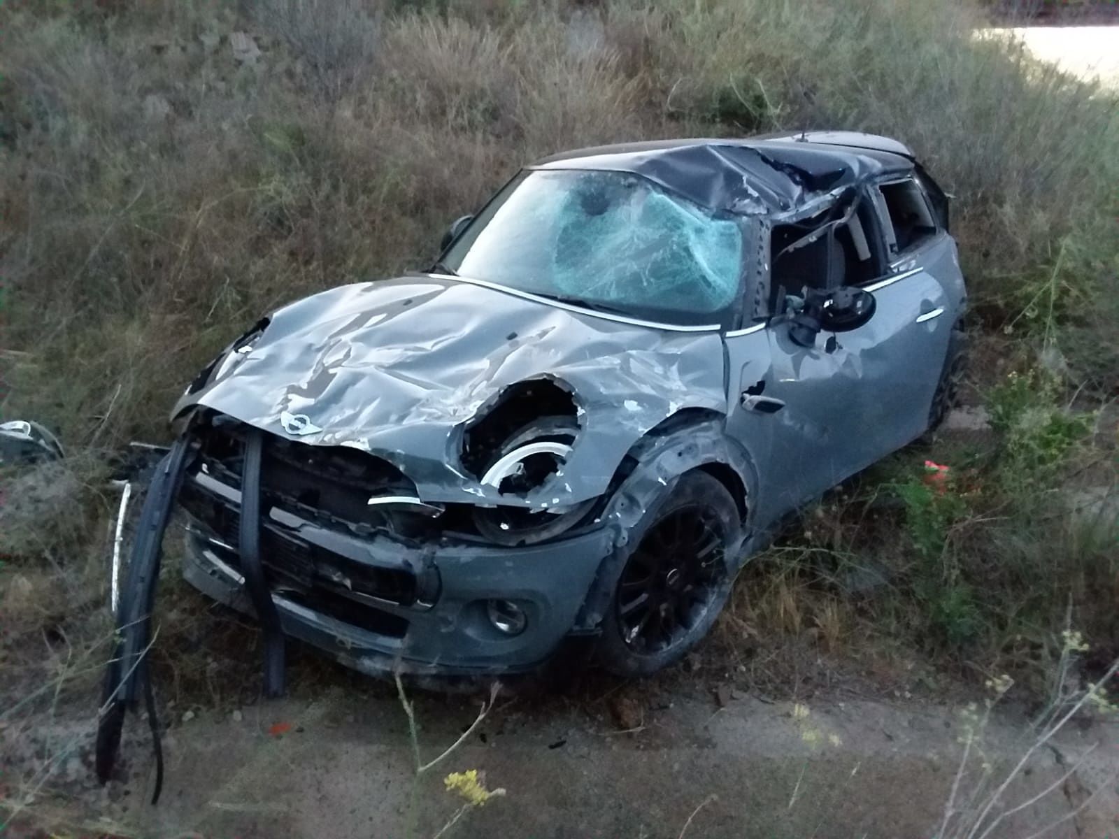 Cagliari, Mini sfonda il guard rail per 15 metri al ponte della Scaffa: quattro feriti