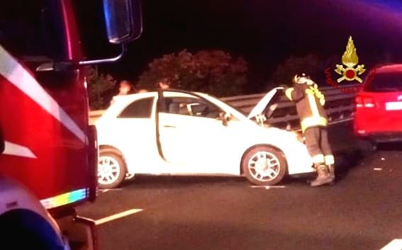 Maxi tamponamento nella notte sulla statale 130: coinvolte 4 auto, ci sono feriti