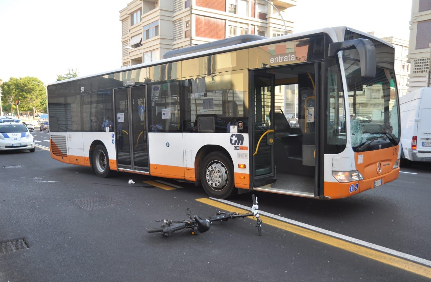 Cagliari, ciclista contromano si scontra con un autobus del Ctm: 53enne in codice rosso
