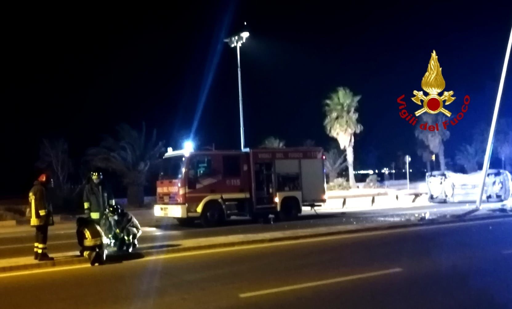 Paura nella notte al Poetto: auto perde il controllo, si scontra con un palo e si ribalta