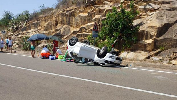 Statale 387, auto ribaltata: grande paura per una donna e due bambine