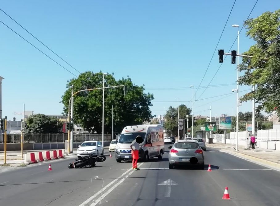 Viale Marconi, tampona un’auto ferma al semaforo: ferito un motociclista