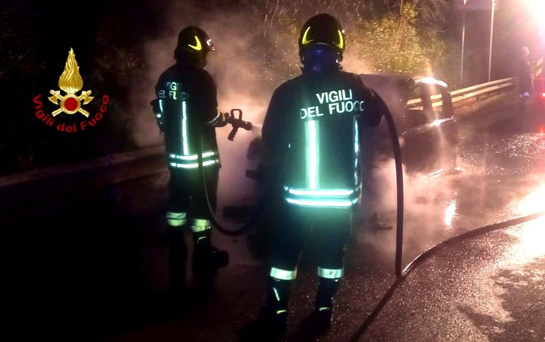 Uta, auto rubata prende fuoco sul cavalcavia della Ss 130