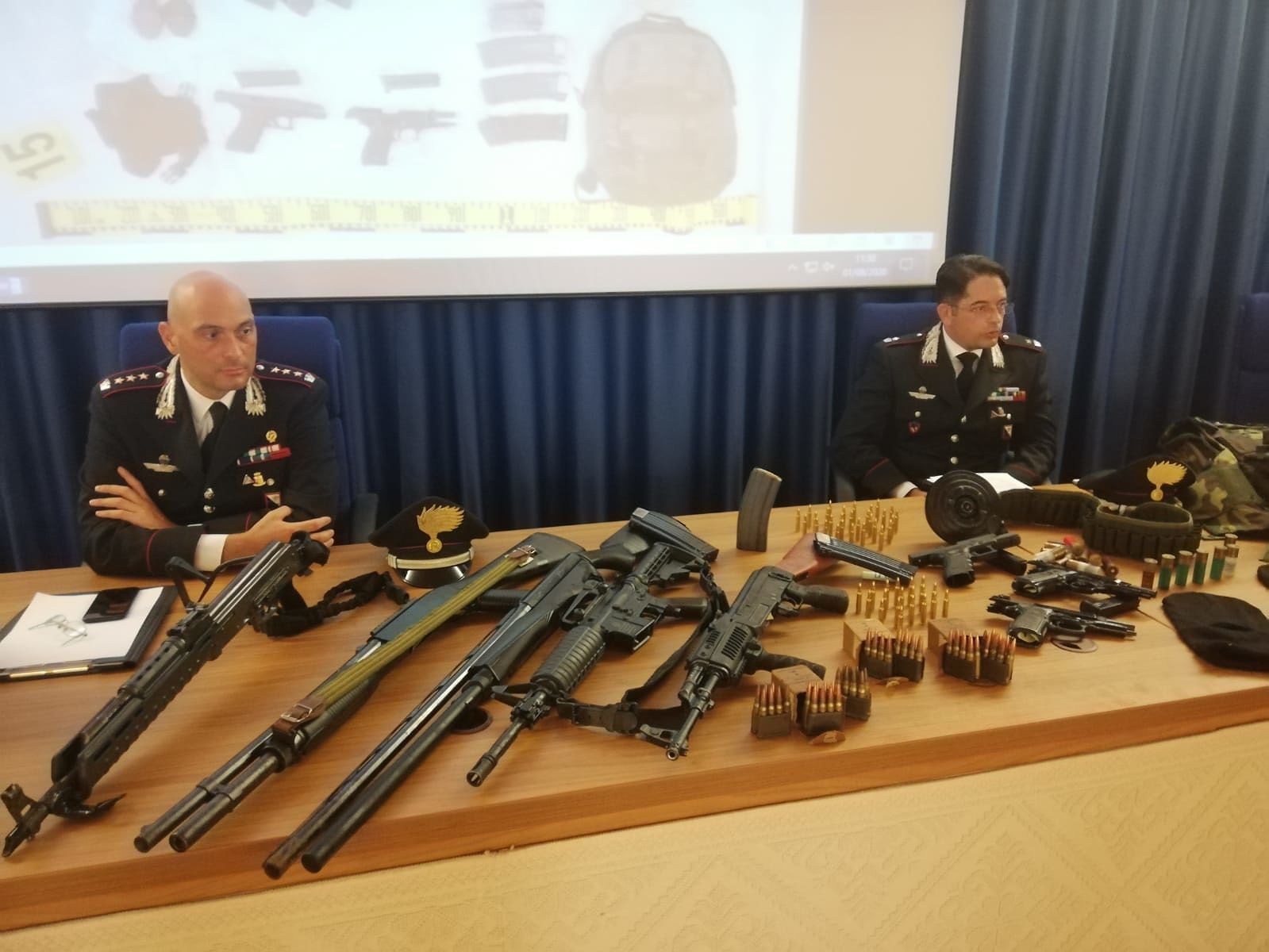 Cagliari, desulese fermato con un arsenale in viale La Playa: armi, esplosivo e giubbotti antiproiettile