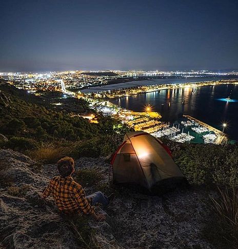 Ammirare la città da una postazione privilegiata: la magia della Sella Del Diavolo nello scatto di Andrea Skull