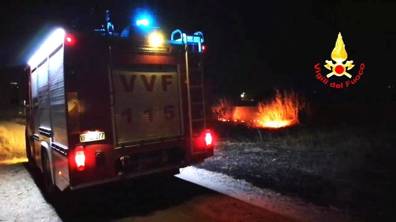 Notte di lavoro per i vigili del fuoco: vari incendi di sterpaglie nell’hinterland Cagliaritano