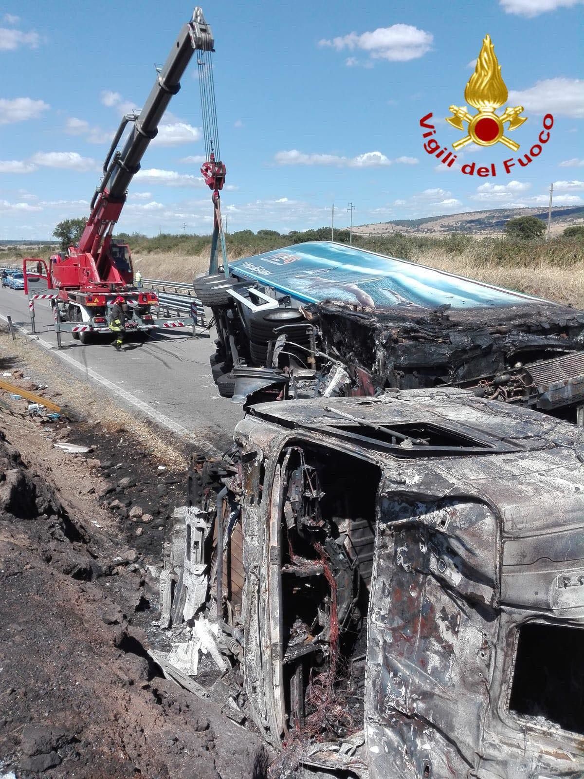 Macomer, camion ribaltato sulla 131: riaperta al traffico in direzione Sassari