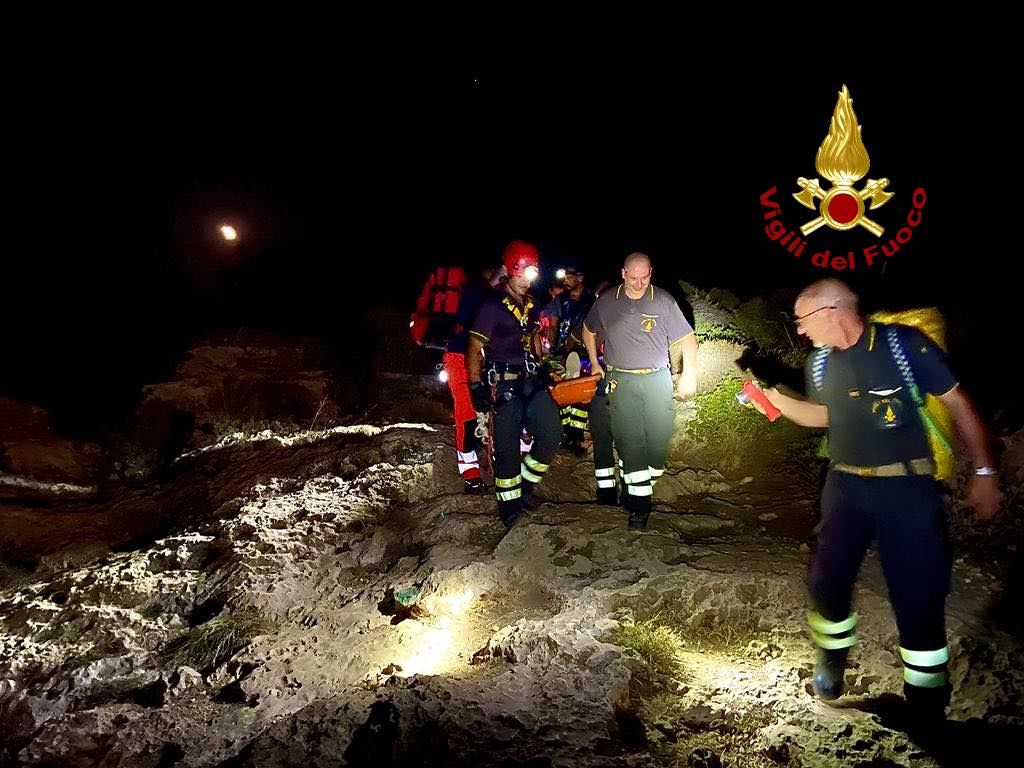 Cagliari, a Calamosca per ammirare le stelle cadenti cade sul sentiero: soccorsa una donna