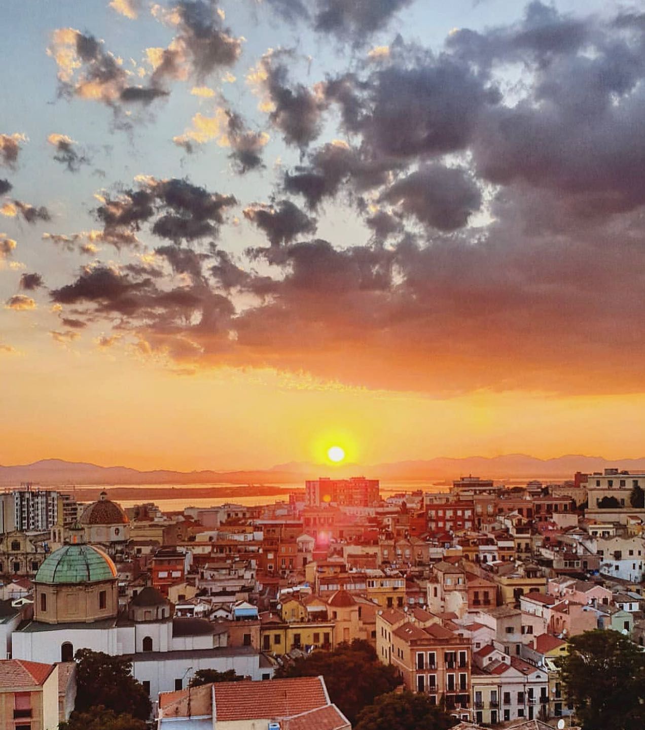 Un romantico tramonto cagliaritano nello scatto di Valentina